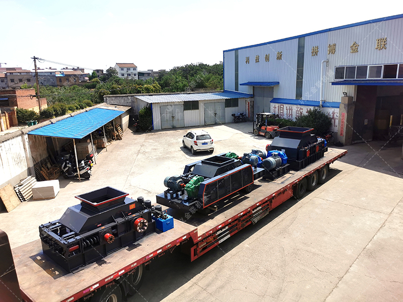 1200*1200双齿辊破碎机，两台900*900轨道移动双齿辊破碎机发往云南